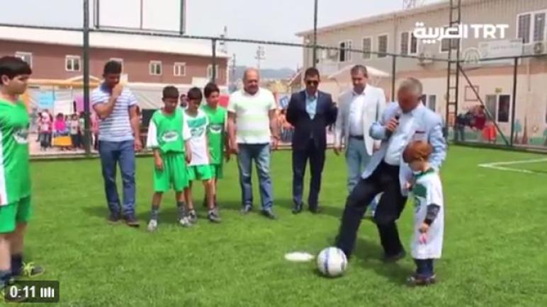 لاعب كرة قدم تركي ينشئ ملعبًا صغيرًا للأطفال السوريين