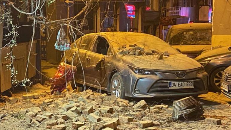 بالفيديو.. نجاة شخصين من المـ .ـوت بعد انهيار سقف مبنى مهـ .ـجور عليهما في إسطنبول