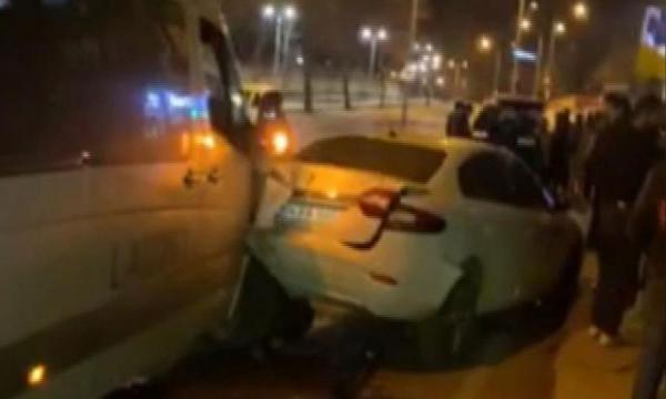 بالفيديو.. إصـ .ـابة شخصاً بجـ .ـروح خطيرة نتيجة اصطدام سيارته بأخرى في ولاية إسطنبول