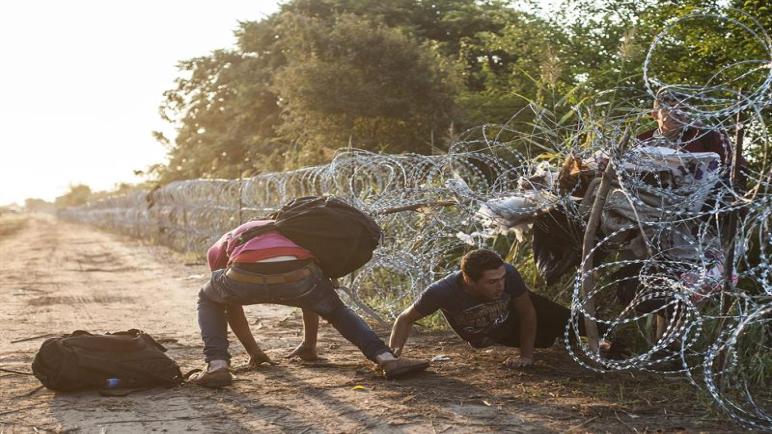 هنغاريا تواجه اللاجئين على حدودها بأسلاك شائكة مكهربة!!