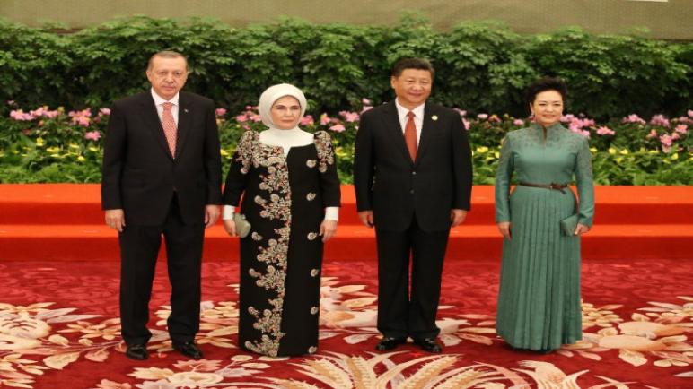 السيدة الأولى “أمينة أردوغان” تسرق الأضواء بفستانها خلال مأدبة العشاء في الصين