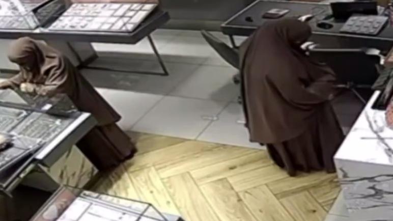 تنكرتا بالنقاب وسرقتا ذهباً بـ3 ملايين ليرة في إسطنبول (فيديو)