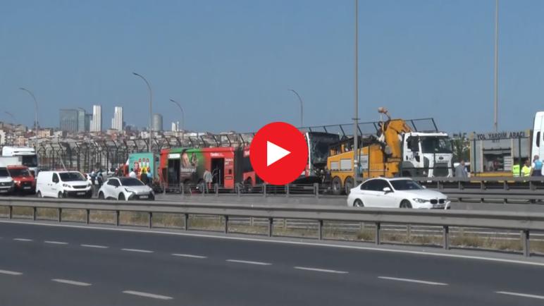 حادث على جسر الخليج في إسطنبول يتسبب بتعطّل حركة الميتروبوس (فيديو)
