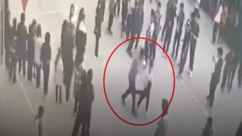 كاميرات المراقبة توثق ضرب معلم لطالب في بورصة.. وغرامة قضائية بحقه (فيديو)