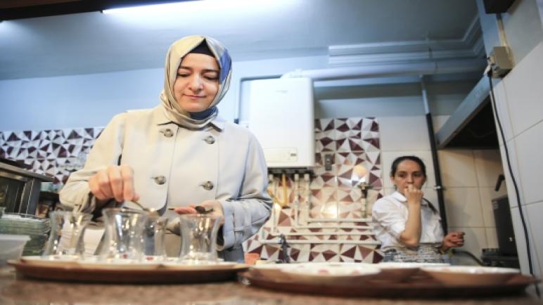 وزيرة الشؤون الاجتماعية تُعدّ الشاي للعاملين في مقهى لذوي الاحتياجات الخاصة