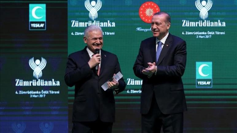 يلدرم يُضحك الحضور في أثناء روايته لذكرى جمعته مع أردوغان