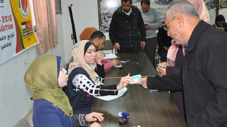 جمعية تركية توزع بطاقات تسوّق عائلات سورية