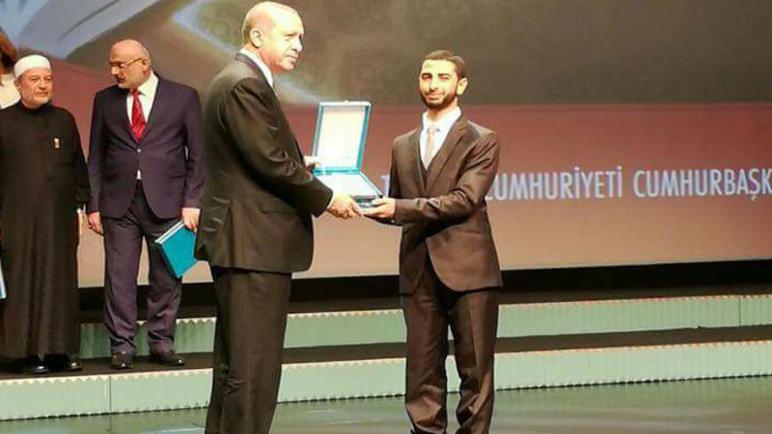 أردوغان يكرم أردنيًا نال المركز الأول في مسابقة القرآن الكريم