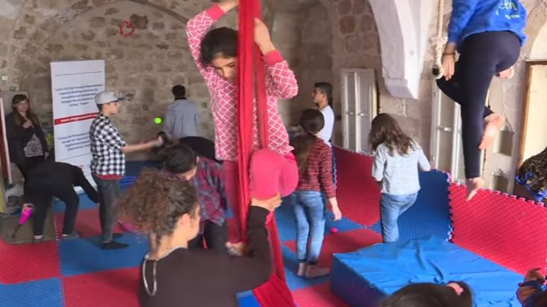 السيرك وسيلة اندماج للاجئين سوريين في تركيا