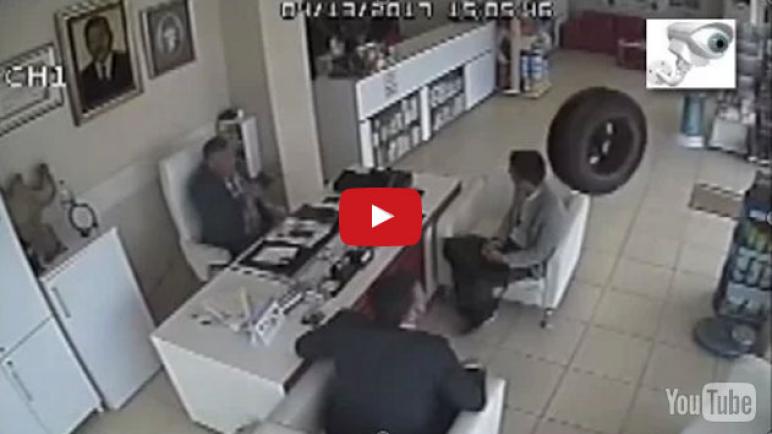 شاهد بالفيديو… جسم طائر كاد يقتل شخصاً داخل صيدلية في أضنة!!