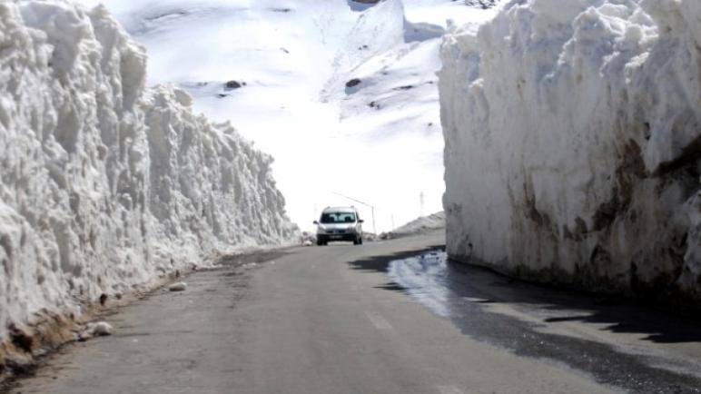 هل تصدق أن ارتفاع الثلوج الآن يصل إلى 7 أمتار في ولاية فان التركية