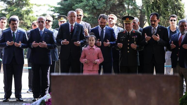 أردوغان يشارك في إحياء ذكرى وفاة الرئيس الراحل تورغوت أوزال