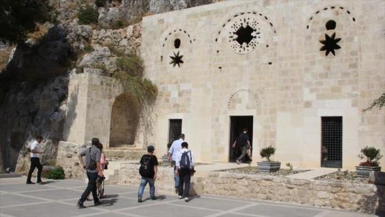 إقبال كبير على زيارة مغارة القديس بطرس بهطاي