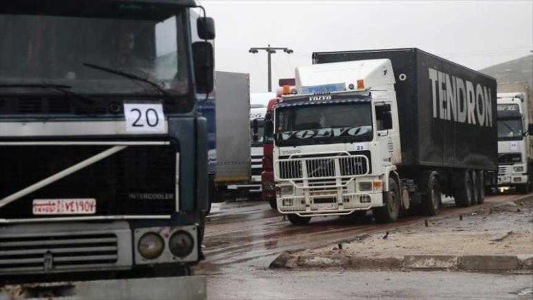 شاحنات إغاثة أممية تجتاز الحدود التركية متوجهة إلى إدلب السورية