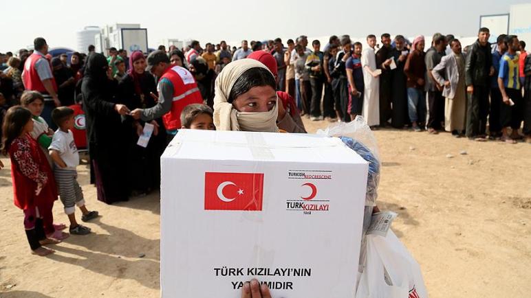 الهلال الأحمر التركي يوزّع مساعدات غذائية على ذوي الحاجة في مدينة السليمانية
