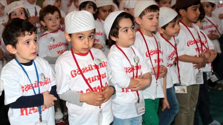 ضمن فعالية “الصلاة قرة عيني” .. صلاة الضحى تجمع 2600 طفل في إسطنبول