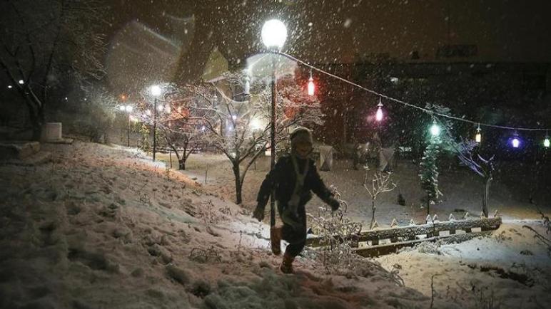 والي أنقرة يعلن تعطيل المدارس في العاصمة بسبب كثافة الثلوج .. والثلوج مستمرة حتى هذا التوقيت