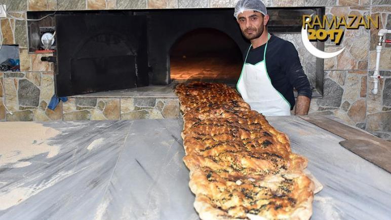 تركي يصنع “خبز رمضان” بطول 3.9 أمتار